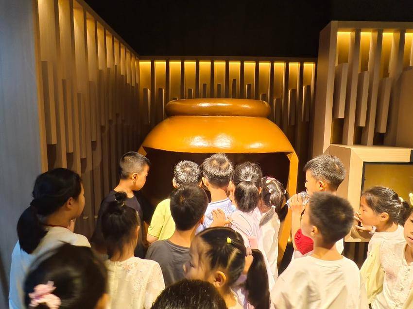 英格兰超级联赛官网电气工程与自动化学院:行走课堂品匠心 校企研学伴童行.docx