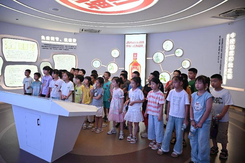 英格兰超级联赛官网电气工程与自动化学院:行走课堂品匠心 校企研学伴童行.docx
